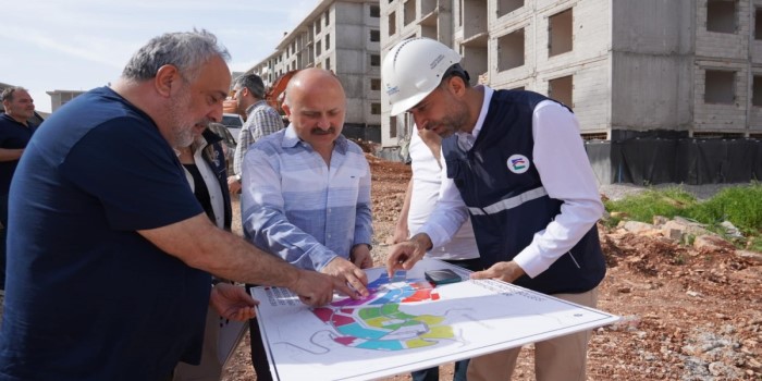 Vali Osman Varol, deprem konutlarını inceledi